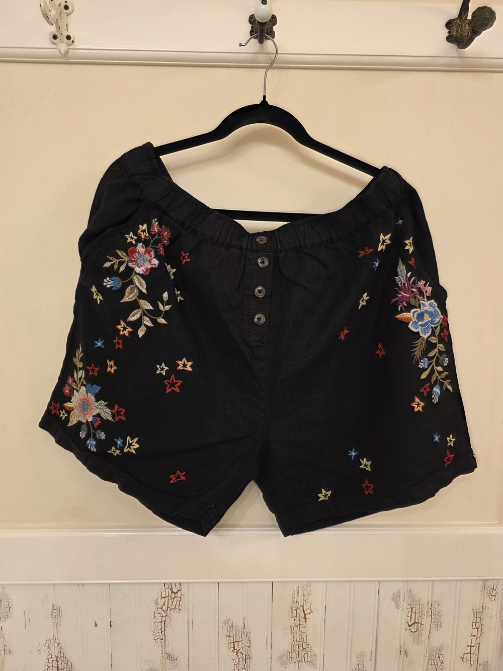 Johnny Was Black Embroidered Women’s Shorts with Floral Detail